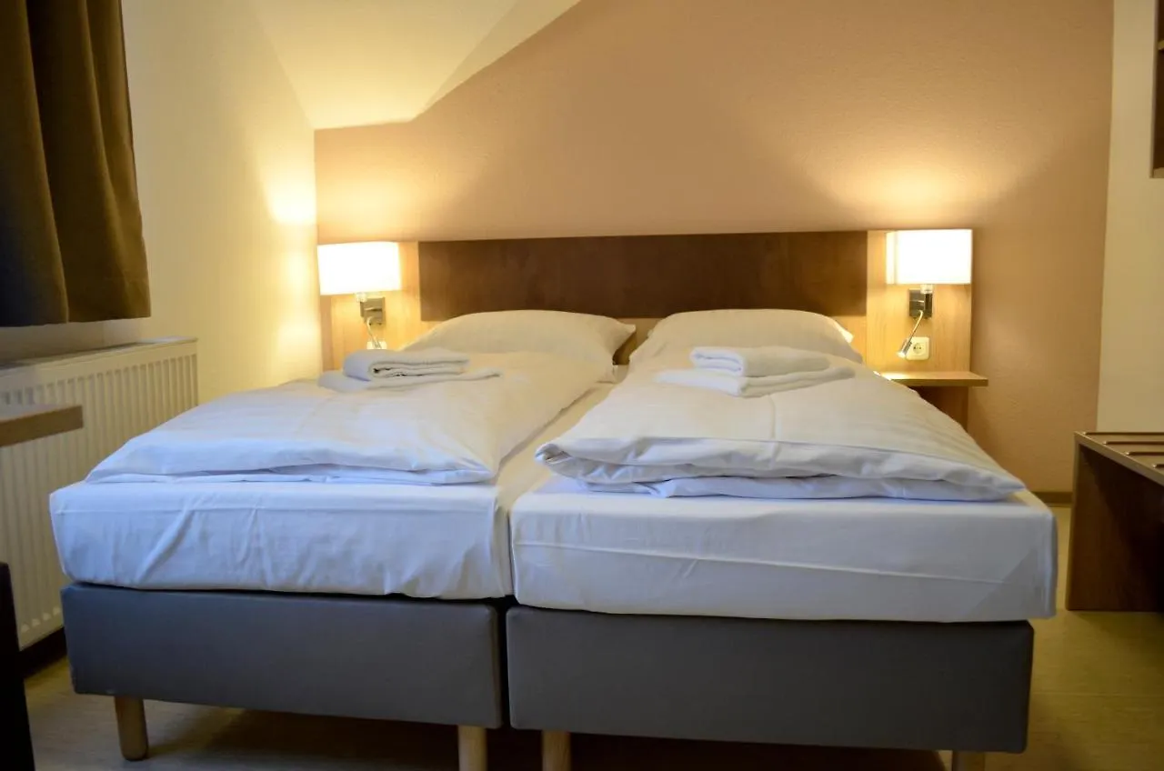 Barsbuttel Hana Aparthotel מלון