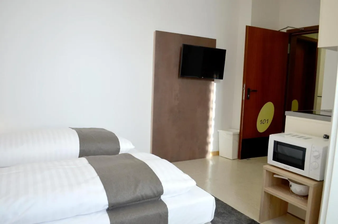 Barsbuttel Hana Aparthotel מלון